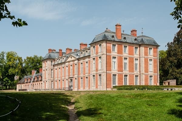 Le château de Chamarande à côté de la commune